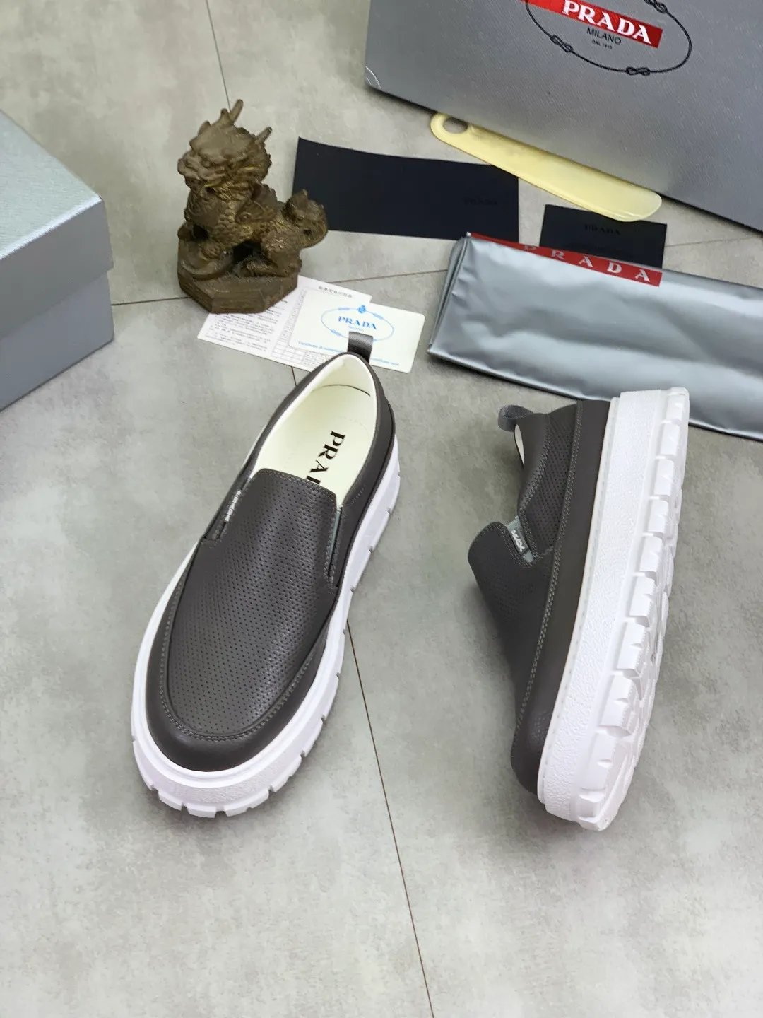 Men's shoes 💰P560💰[New model] The top version is available on the official website, 🆘 The trendy brand (Prada) mainly promotes the popular model, avant-garde and versatile fashionable men's shoes, private version mold opening, cowhide surface splicing 1:1.. Stylish and simple, original imported cowhide lining cowhide feet; the atmosphere and personality are more fashionable, eye-catching and pursuing class. It will subvert the old idea and be a must-have for fashionistas with you! Must keep it for yourself! Tall and comfortable, large and low, high-end quality workmanship. The new high-end outsole on the official website. Size: 38-45. 4️⃣colors available.